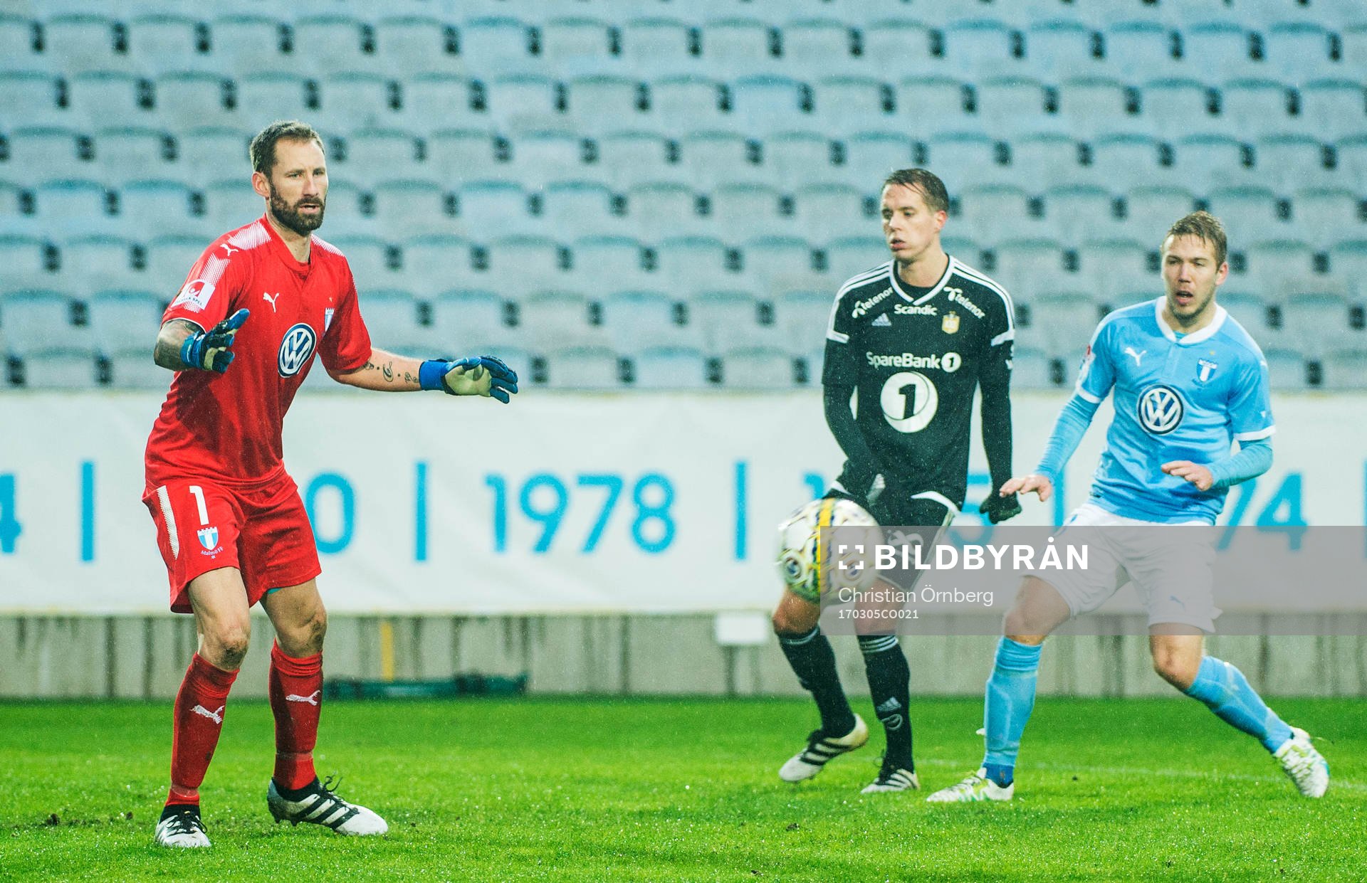 Malmö FFs målvakt Johan Wiland med bollen