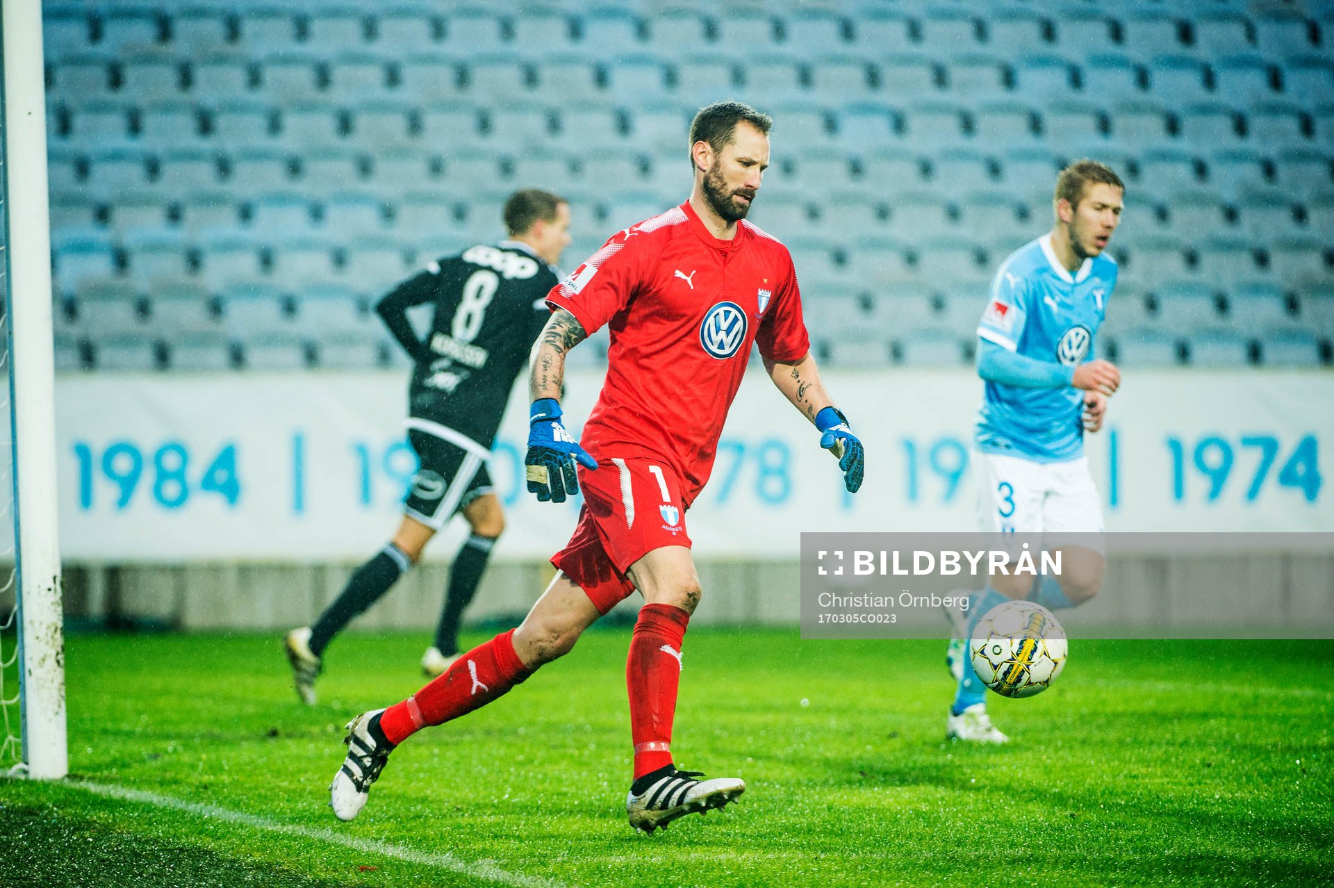 Malmö FFs målvakt Johan Wiland med bollen