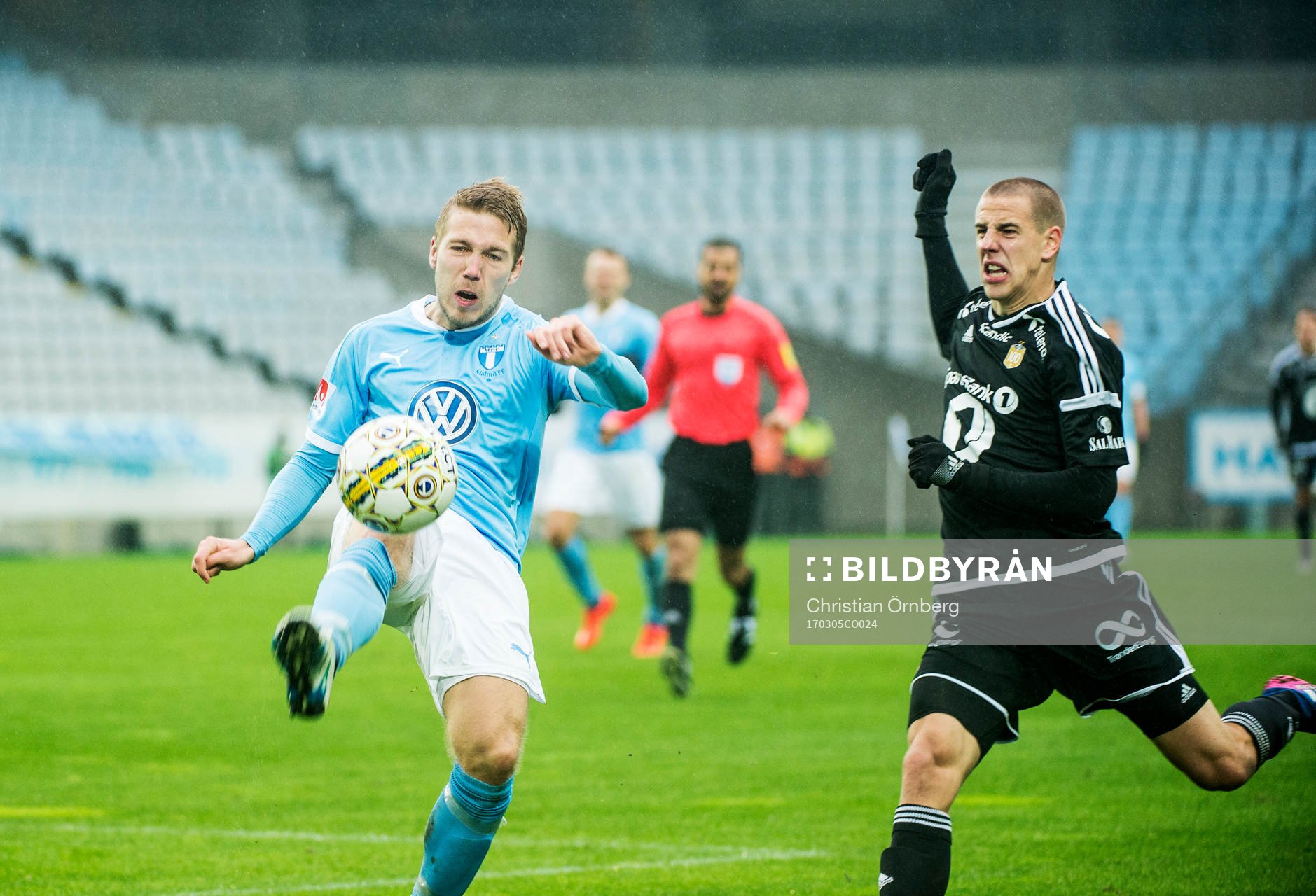 Malmö FFs Anton Tinnerholm mot Rosenborgs Milan Jevtovic