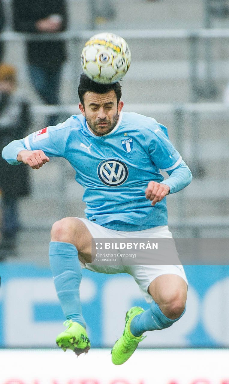 Malmö FFs Behrang Safari i luftakrobatik