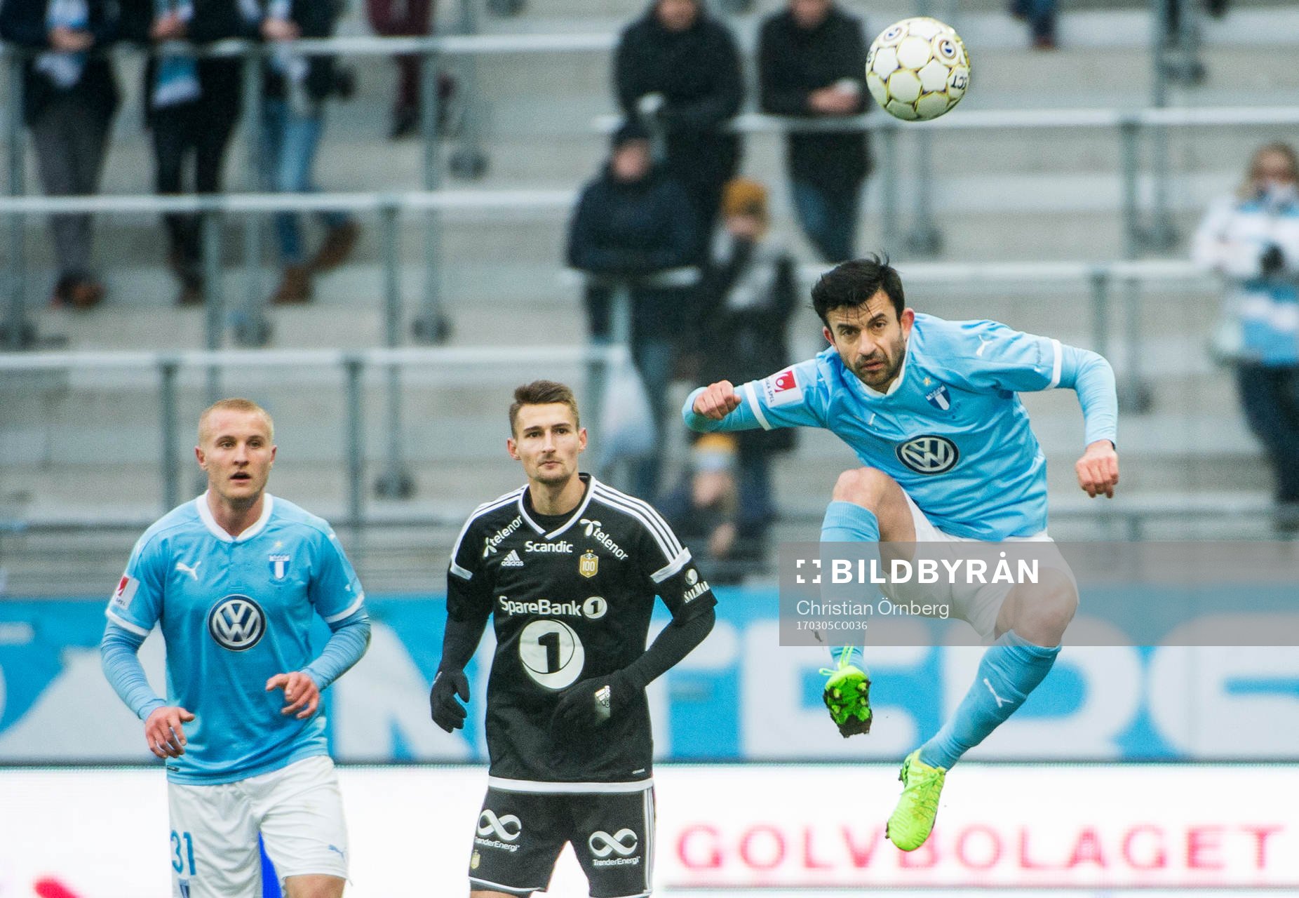 Malmö FFs Behrang Safari gör luftakrobatik framför Franz