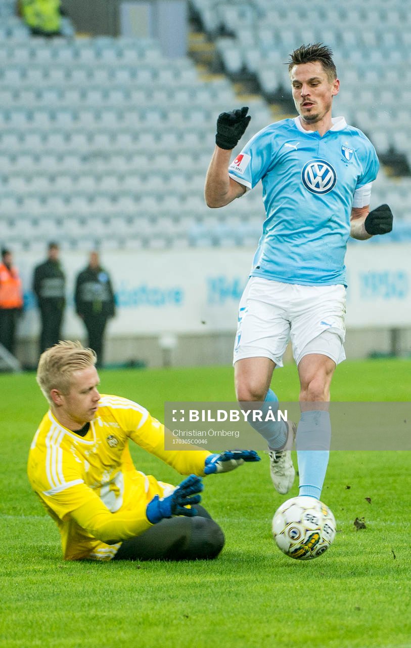 Malmö FFs Markus Rosenberg mot Rosenborgs målvakt Arild