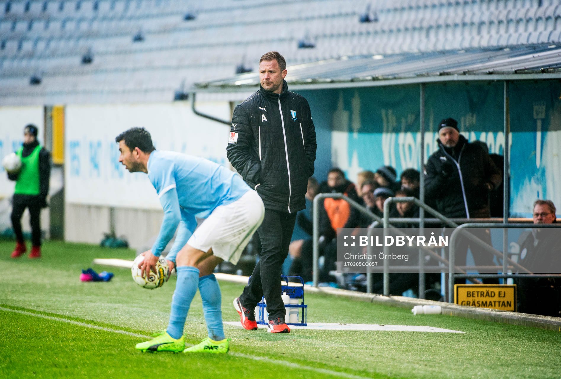 Malmö FFs tränare Magnus Pehrsson deppar bakom Malmö FFs