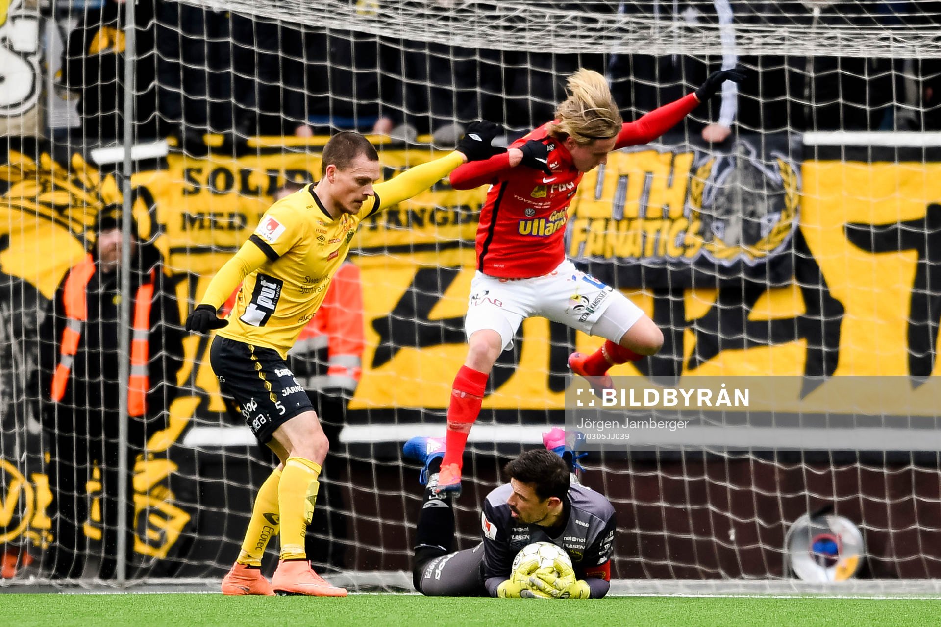 Elfsborgs målvakt Kevin Stuhr Ellegaard räddar målchans