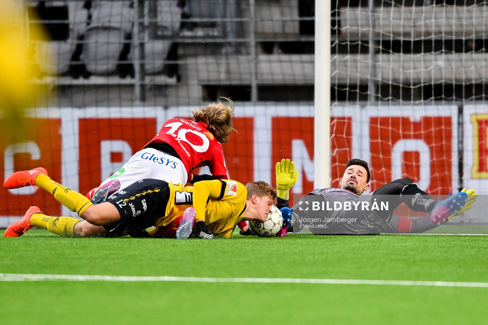 Elfsborgs målvakt Kevin Stuhr Ellegaard  och Jon Jönsson