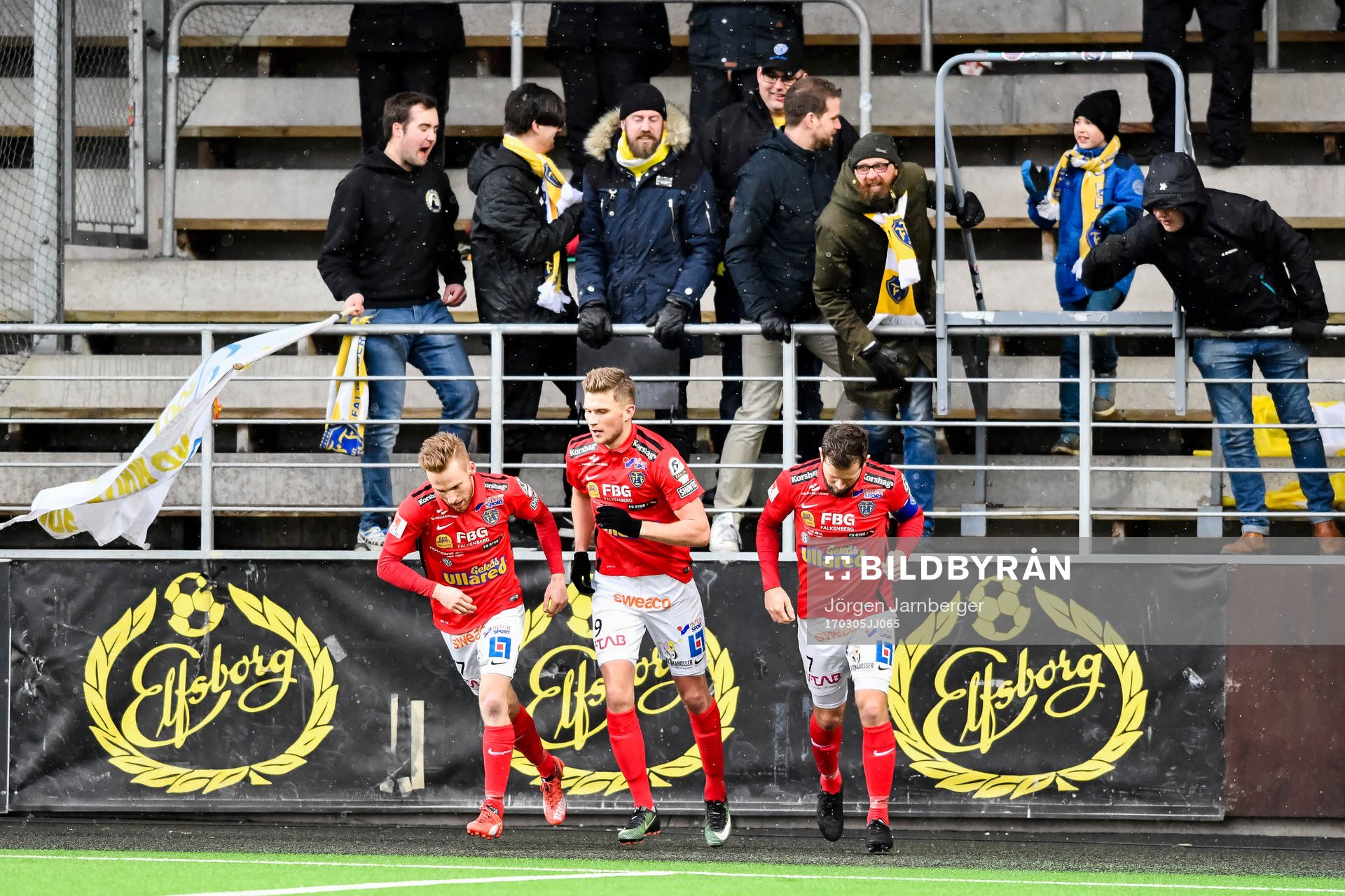 Falkenbergs Jesper Karlsson jublar med publiken