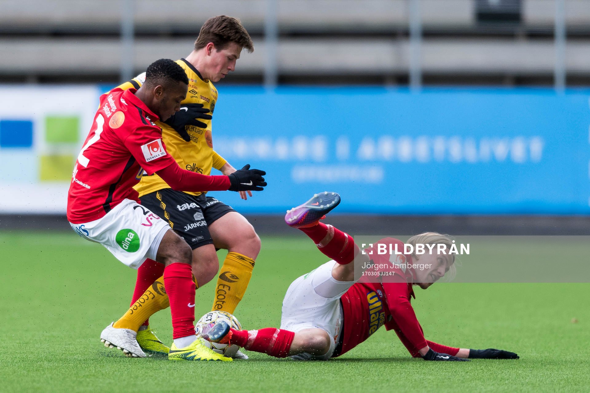 Kamp mellan Elfsborgs Simon Olsson och Falkenbergs Enok
