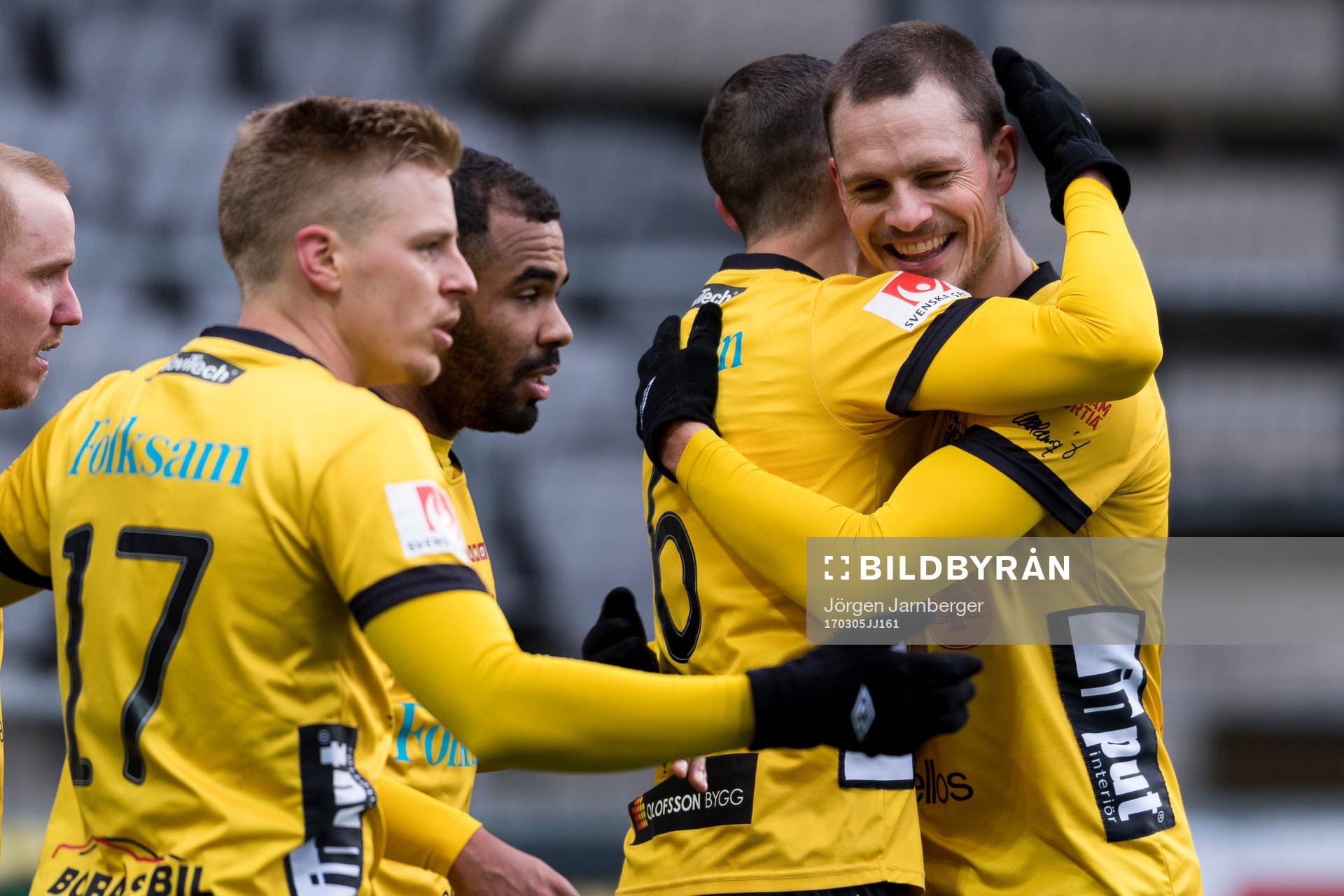 Elfsborgs Jörgen Horn kramar om Jon Jönsson som gjort 2-0