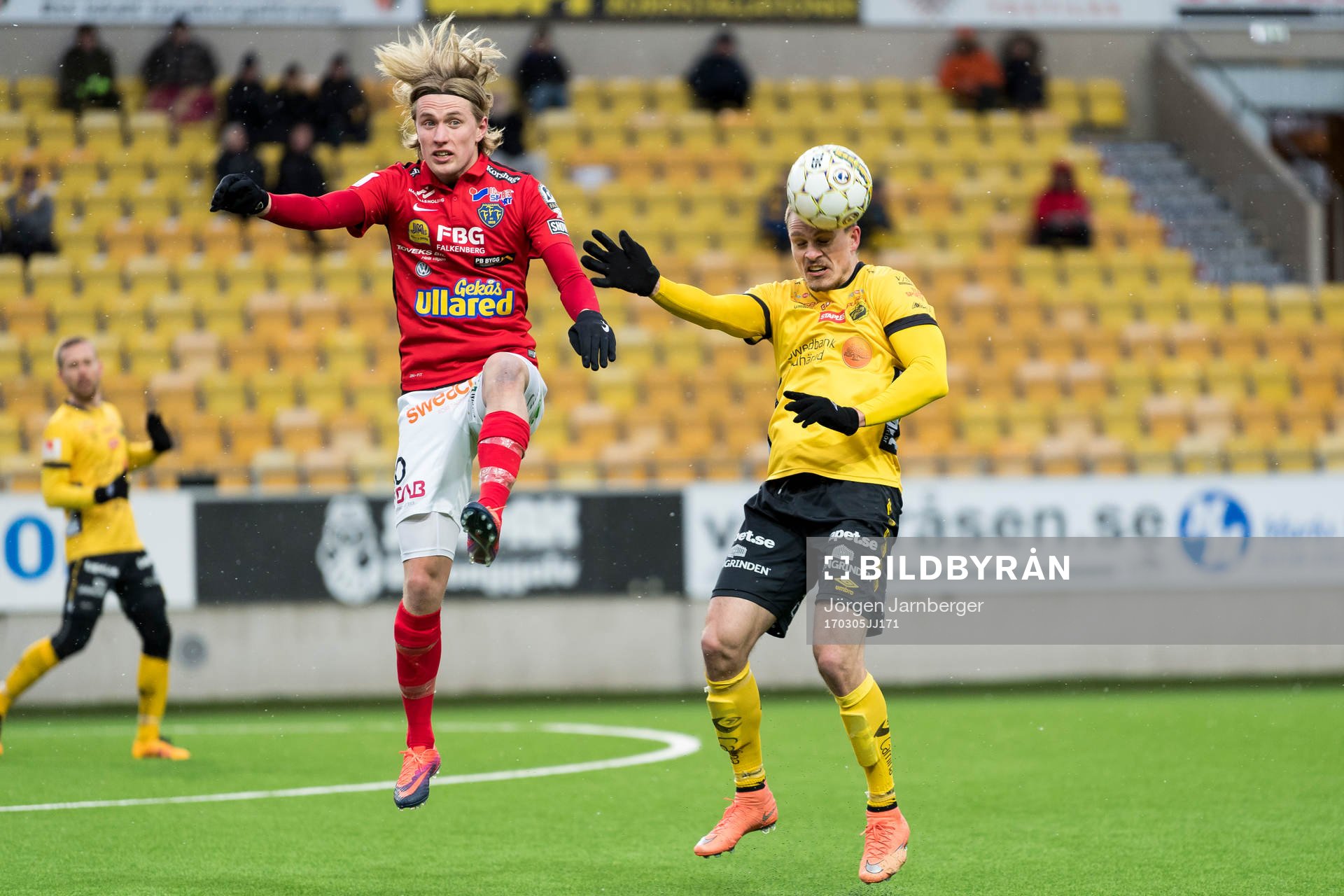 Elfsborgs Jörgen Horn och Falkenbergs Viktor Götesson under fotbollsmatchen i Svenska Cupen mellan Elfsborg och Falkenberg den 5 mars 2017 i Borås.
