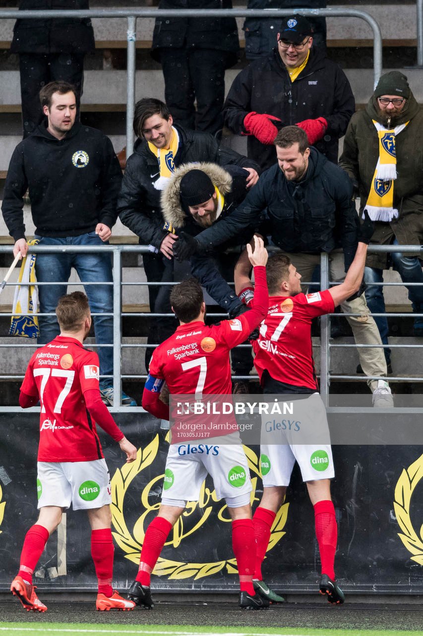 Falkenbergs Erik Pärsson jublar med supportrar