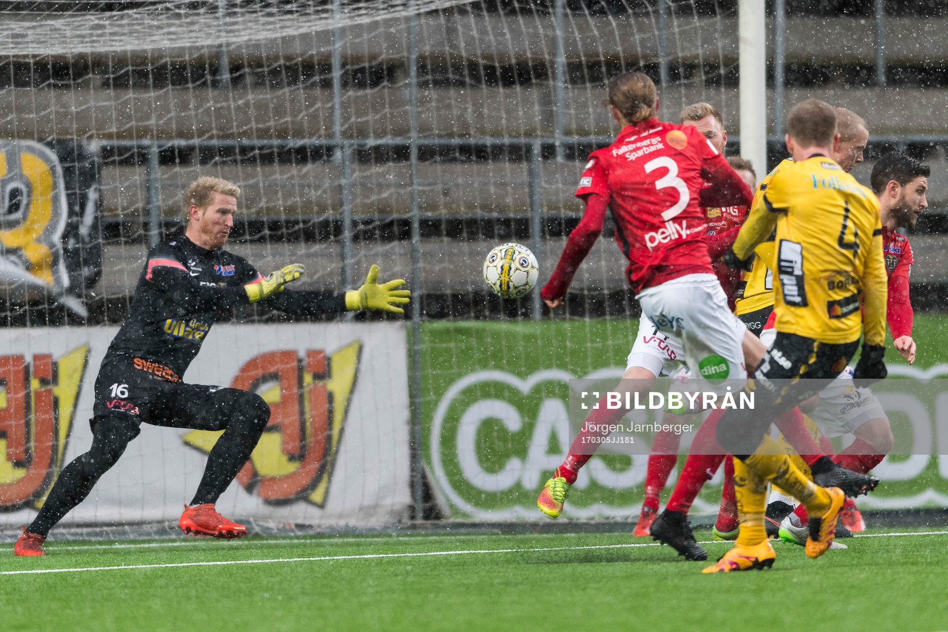 Elfsborgs Anders Randrup (rygg mot kameran) gör mål bakom