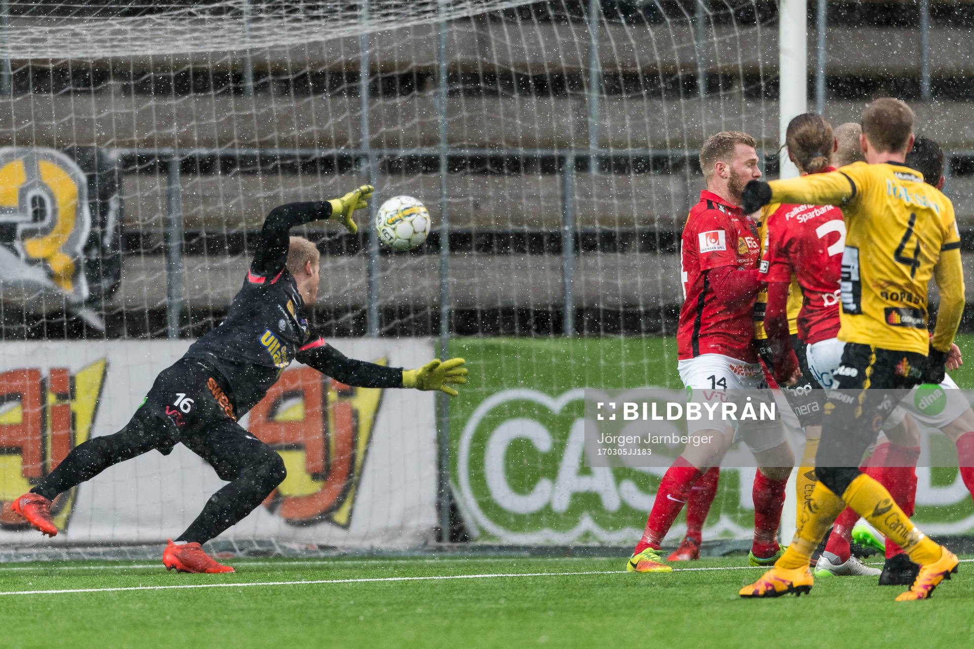 Elfsborgs Anders Randrup (rygg mot kameran) gör mål under fotbollsmatchen i Svenska Cupen mellan Elfsborg och Falkenberg den 5 mars 2017 i Borås.