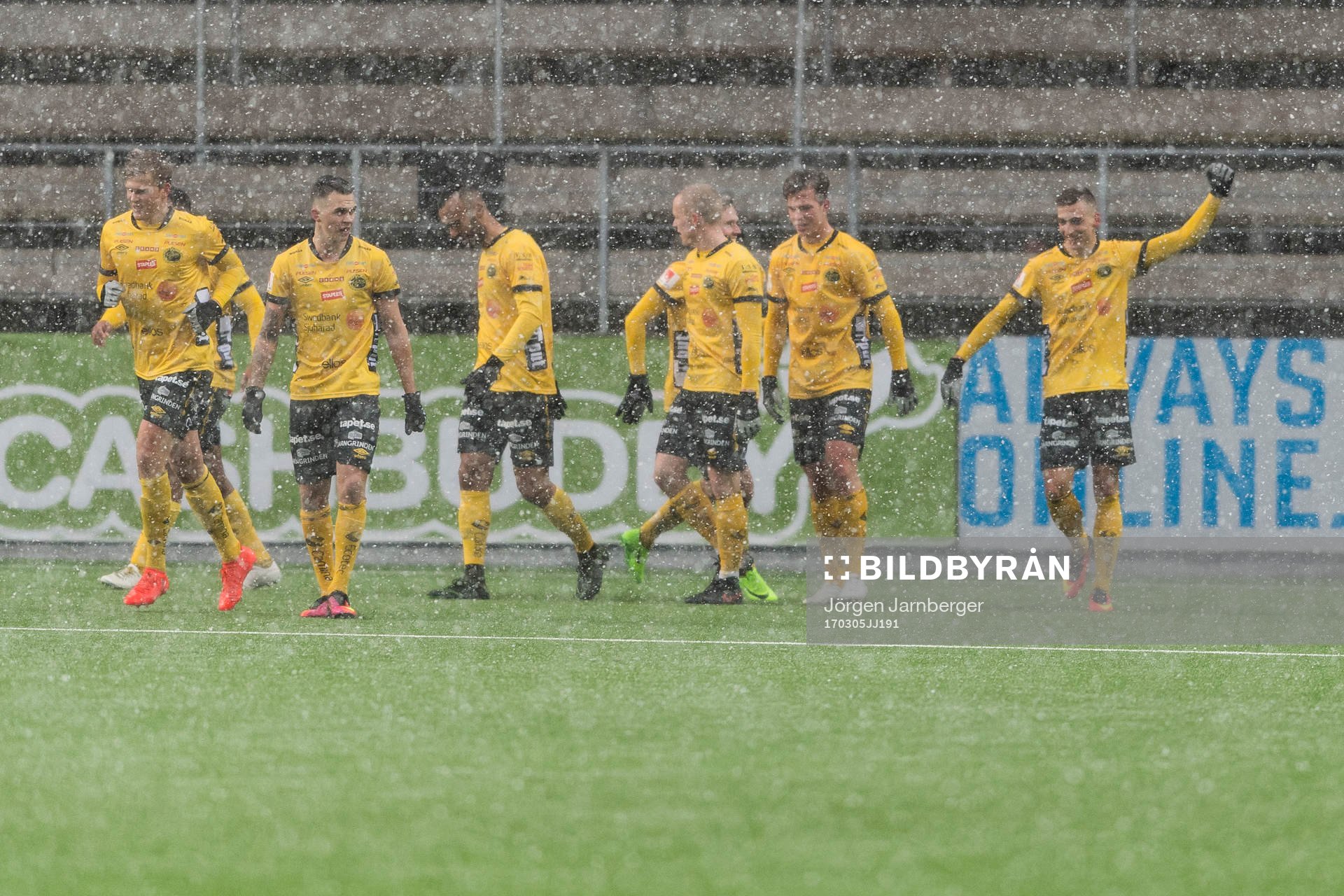 Elfsborgs Arjan Kabashi (h) jublar efter mål under fotbollsmatchen i Svenska Cupen mellan Elfsborg och Falkenberg den 5 mars 2017 i Borås.