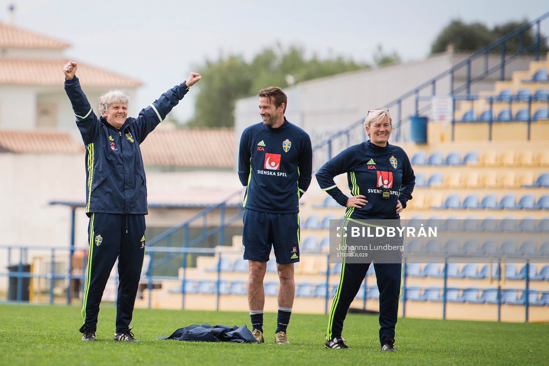 Sveriges förbundskapten Pia Sundhage jublar under en träning med Sveriges fotbollslandslag den 5 mars 2017 i Albufeira.