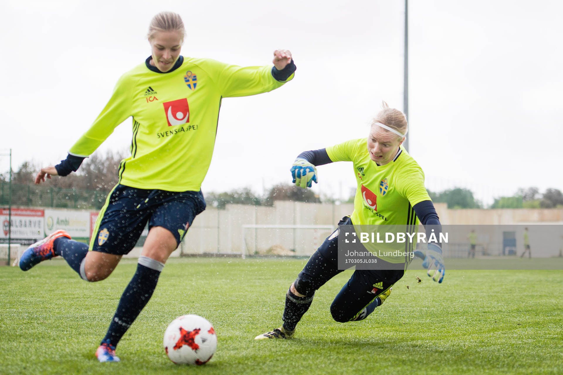 Sveriges Lina Hurtig tar sig förbi målvakt Hedvig Lindahl