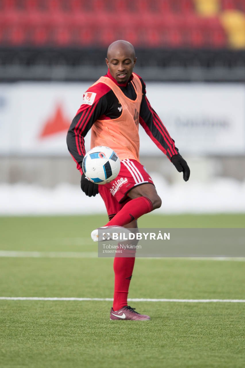 Östersunds Fouad Bachirou värmer upp