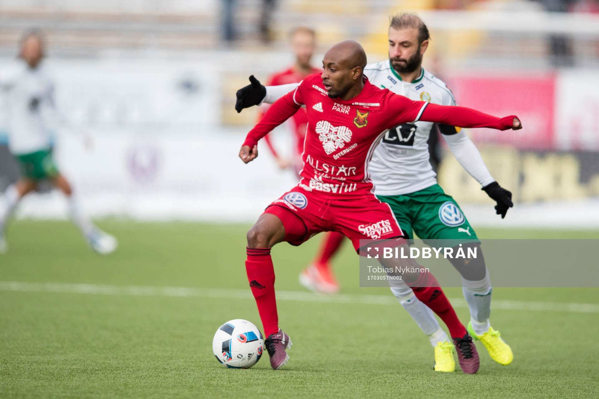 Östersunds Fouad Bachirou mot Hammarbys Kennedy Bakircioglu