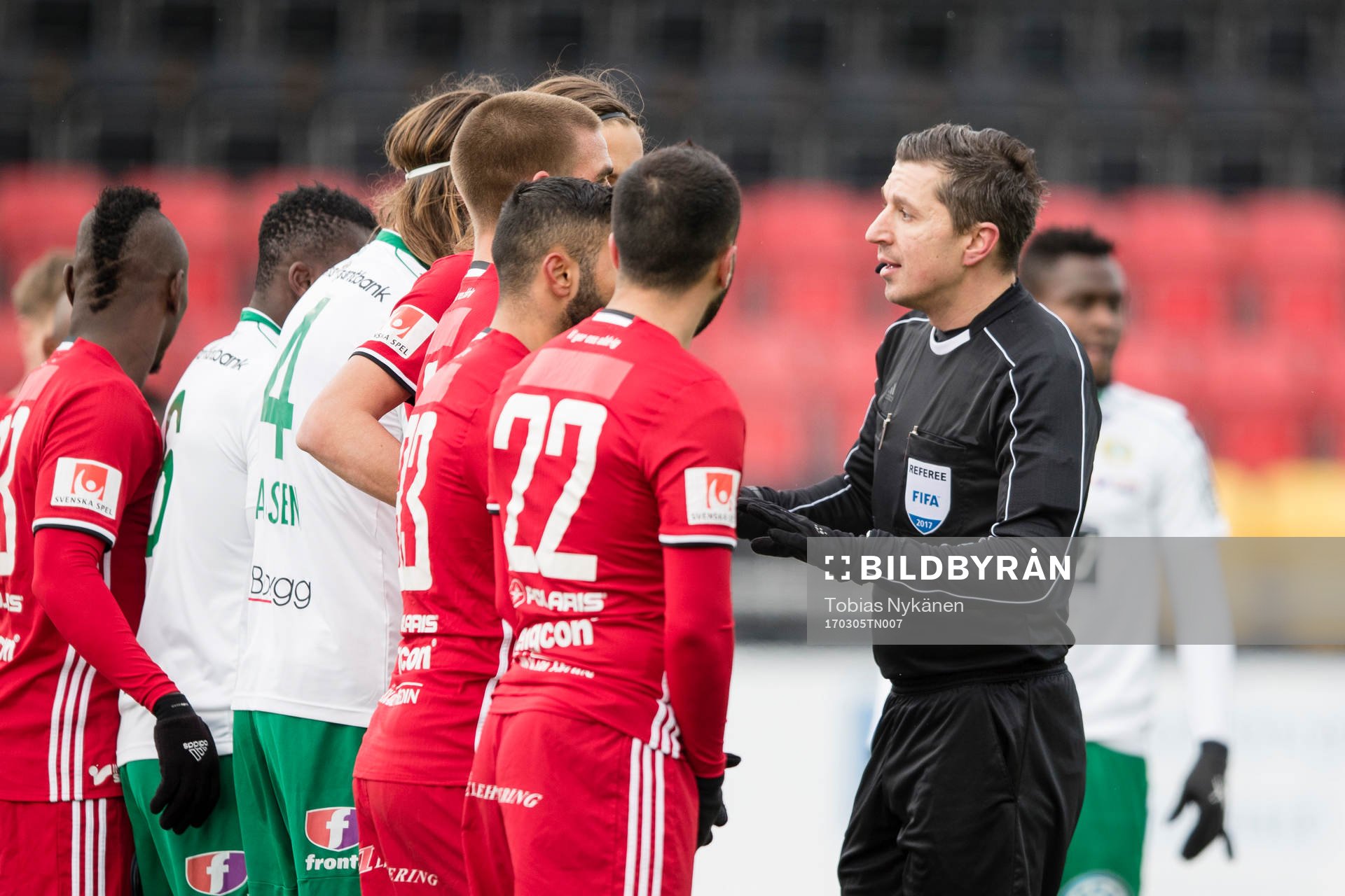 Domare Bojan Pandzic pratar med spelarna