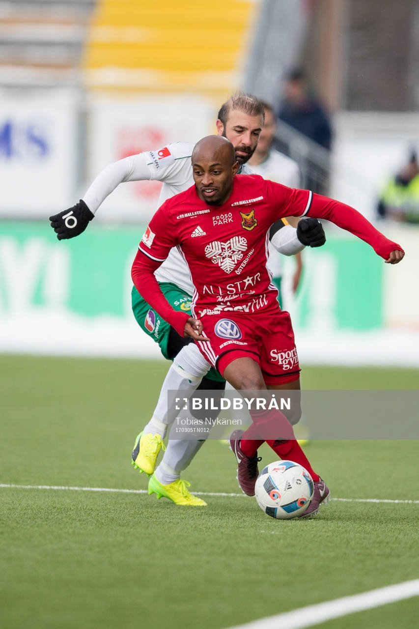 Östersunds Fouad Bachirou mot Hammarbys Kennedy Bakircioglu