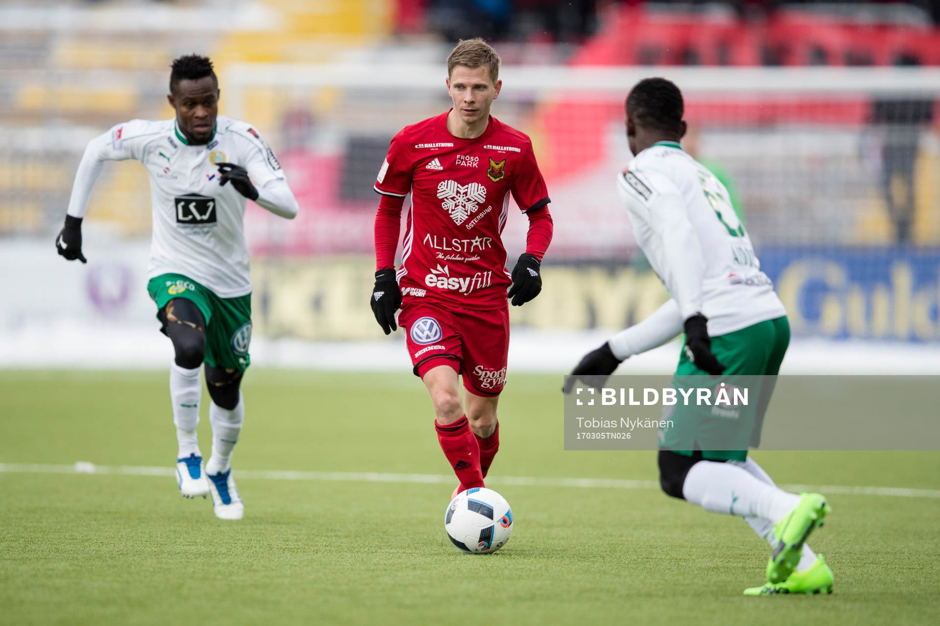 Östersunds Johan Bertilsson mot Hammarbys försvar