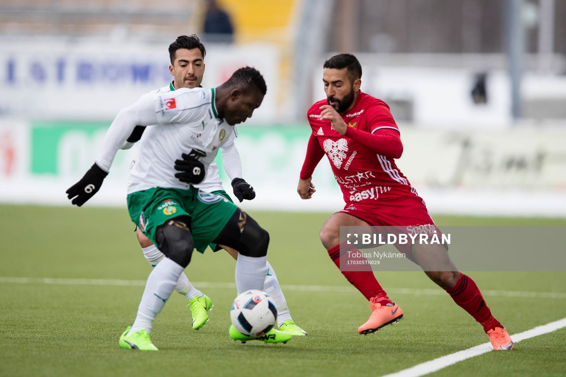 Östersunds Saman Ghoddos mot Hammarbys Joseph Aidoo och