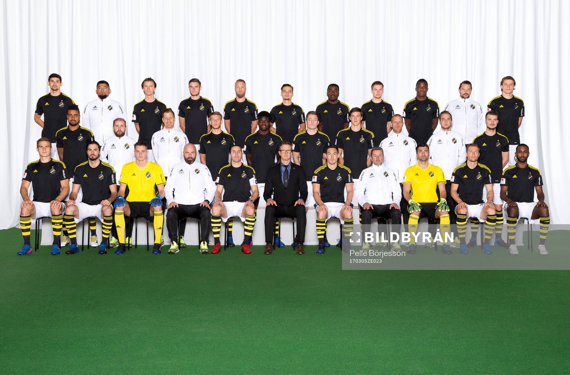 AIK poserar för en lagbild den 5 mars 2017 i Stockholm. Bakre ledet fr. v. Jesper Nyholm, naprapat Luis Oyarzo, Kristoffer Olsson, Christos Gravis, Daniel Sundgren, Amin Affane, Rickson Mansiamina, Johan Blomberg, Patrick Kpozo, matrialförvaltare Håkan Sjöberg, Simon Thern. Mittenledet fr. v. Noah Sonko Sundberg, videoanalytiker Patric Jildefalk, fystränare Johan Svensson, Anton Salétros, Daniel Mushitu, Haukur Hauksson, Sauli Väisänen, målvaktstränare Thomas Thudin, Koordinator Henrik Jurelius, Stipe Vrdoljak. Sittande fr. v. Ero Markkanen, Denni Avdic, Oscar Linnér, assisterande tränare Peter Wennerberg, Nils-Eric Johansson, tränare Rikard Norling, Stefan Ishizaki, assisterande tränare Nebojsa Novakovic, Kyriakos Stamatopoulos, Per Karlsson, Henok Goitom.
