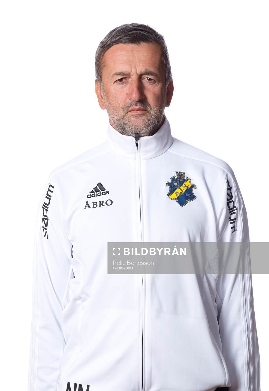 s Assisterande tränare Nebojsa Novakovic