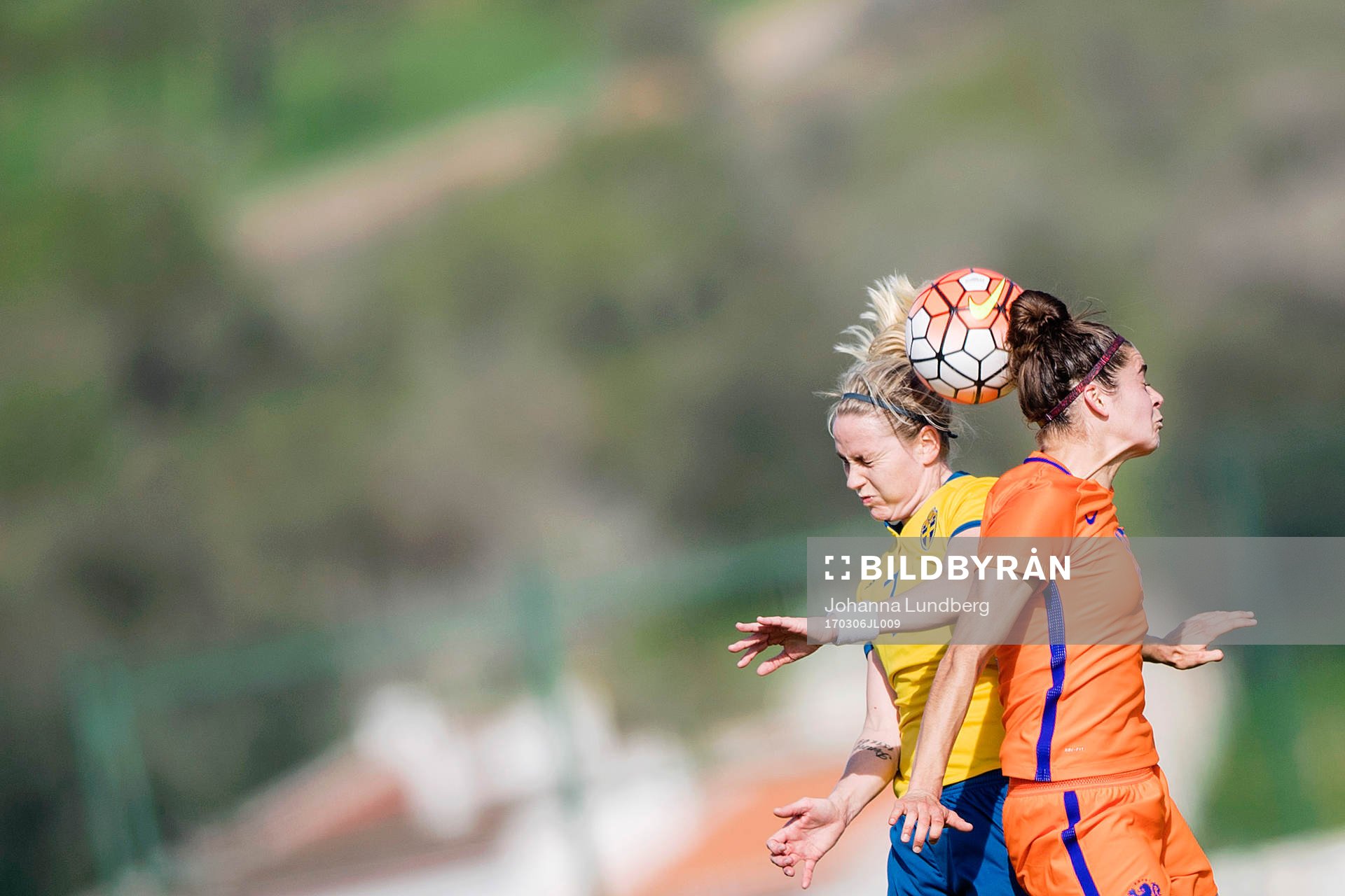 Sveriges Lisa Dahlkvist i en nickduell under en fotbollsmatch i Algarve Cup mellan Sverige och Holland den 6 mars 2017 i Lagos.