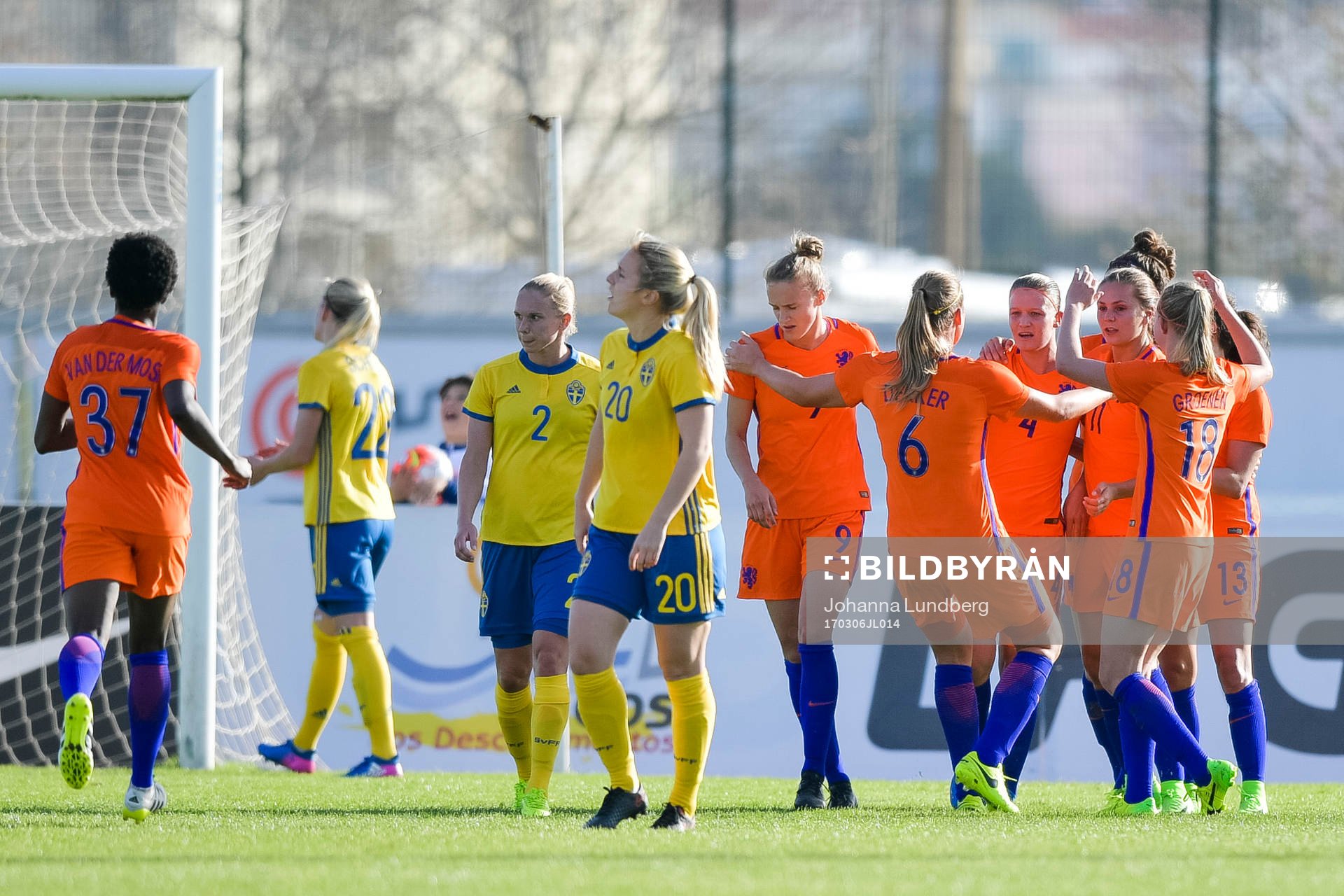 Hollands spelare jublar efter 0-1 av Mandy van den Berg under en fotbollsmatch i Algarve Cup mellan Sverige och Holland den 6 mars 2017 i Lagos.