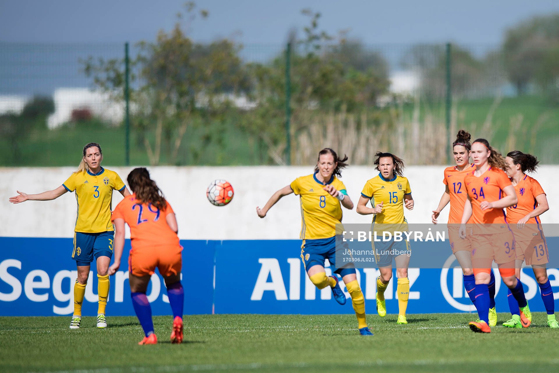 Sveriges Linda Sembrant, Lotta Schelin och Jessica Samuelsson utmanar Hollands Siri Worm, Tessel Middag och Sisca Folkertsma under en fotbollsmatch i Algarve Cup mellan Sverige och Holland den 6 mars 2017 i Lagos.