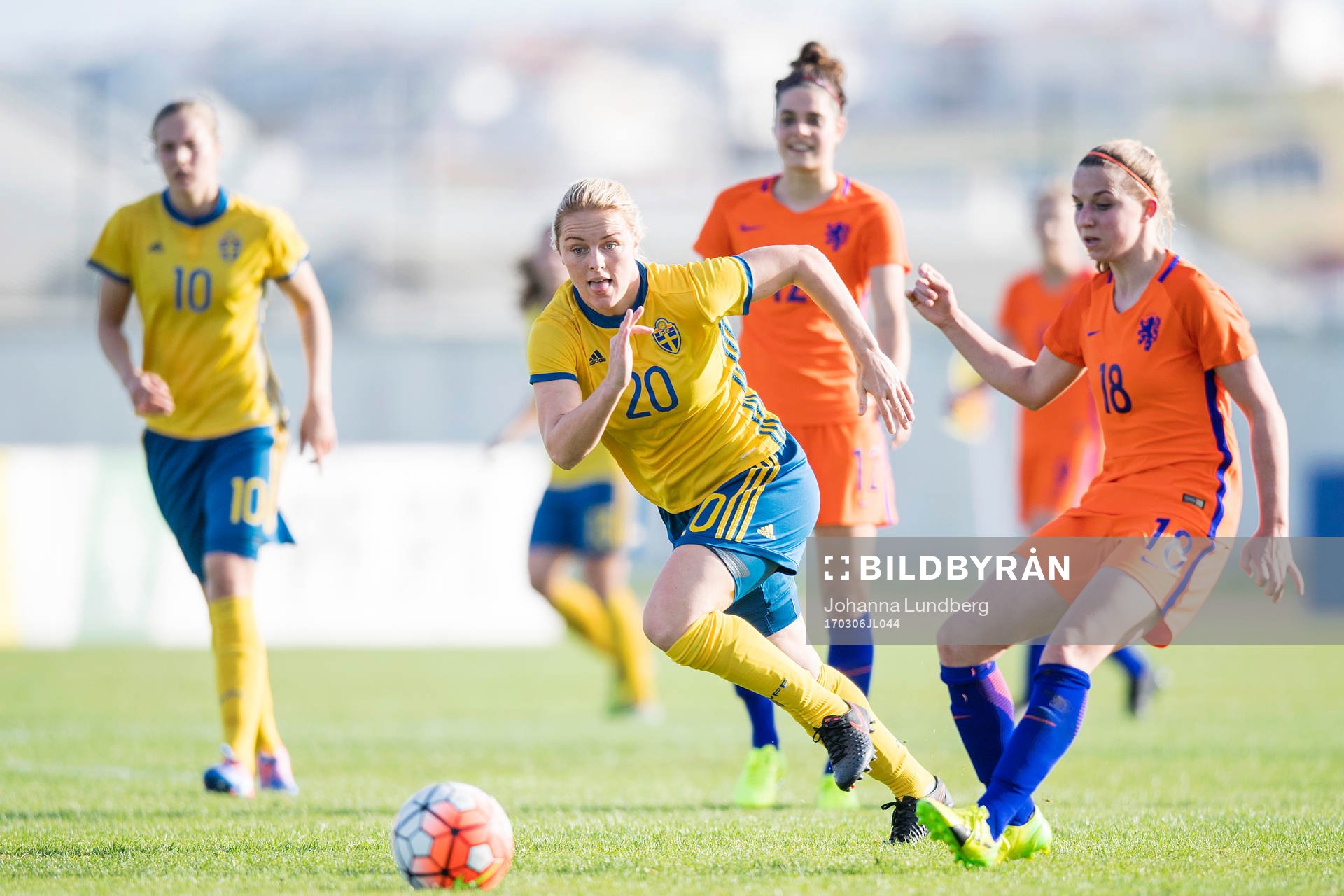 Sveriges Mimmi Larsson och Hollands Jackie Groenen under en fotbollsmatch i Algarve Cup mellan Sverige och Holland den 6 mars 2017 i Lagos.