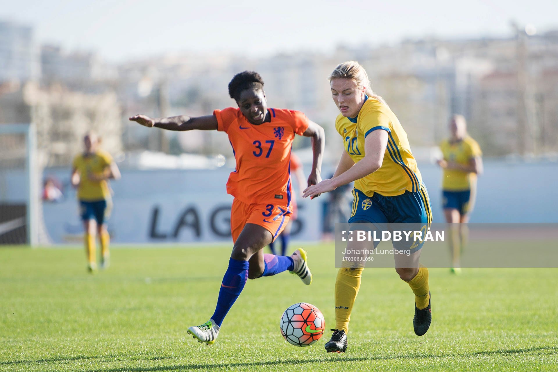 Hollands Liza van der Most och Sveriges Mimmi Larsson under en fotbollsmatch i Algarve Cup mellan Sverige och Holland den 6 mars 2017 i Lagos.
