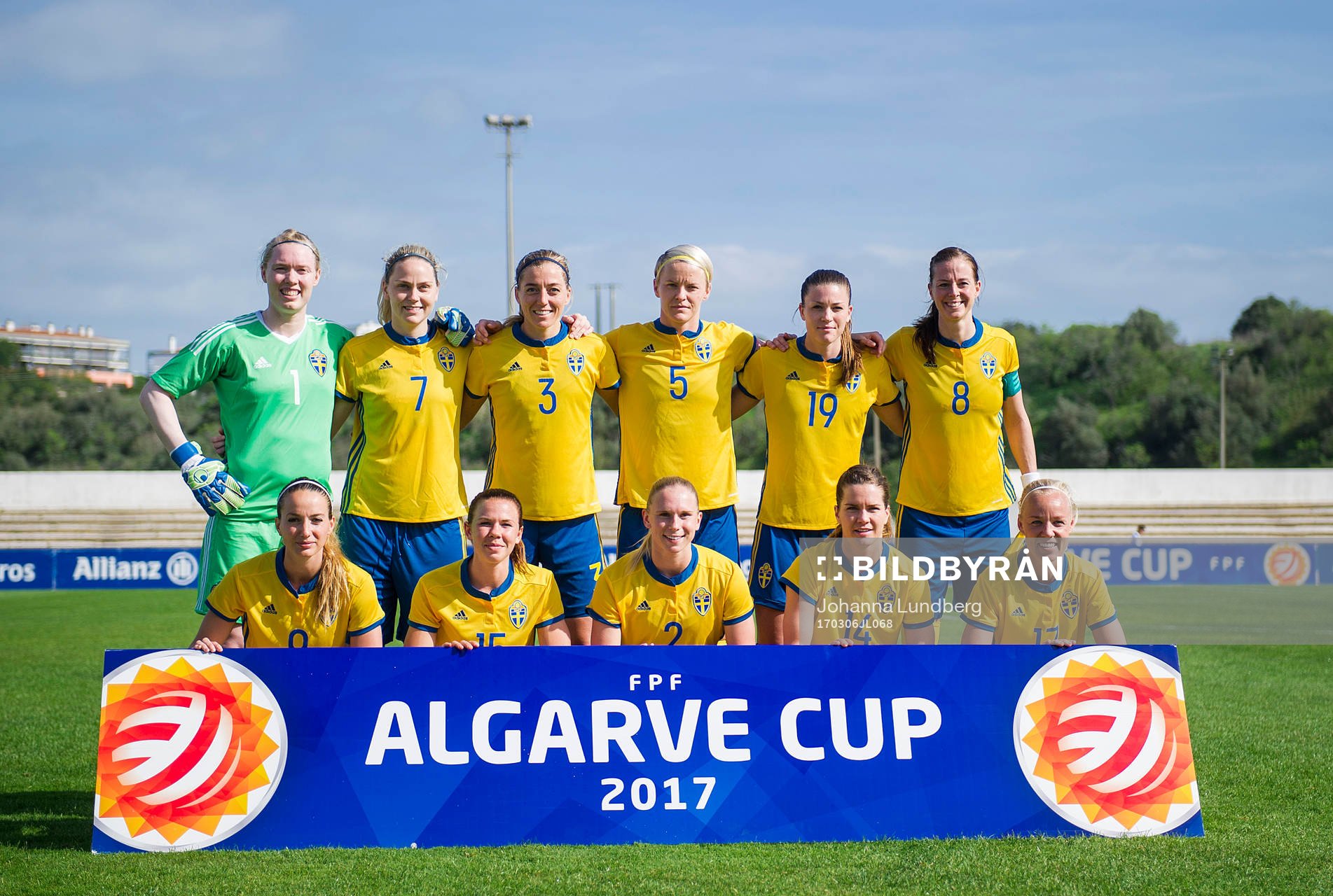 Sveriges spelare ställer upp för en lagbild, övre raden fr.v. målvakt Hedvig Lindahl, Lisa Dahlkvist, Linda Sembrant, Nilla Fischer, Pauline Hammarlund, Lotta Schelin. Nedre raden fr.v. Kosovare Asllani, Jessica Samuelsson, Jonna Andersson, Hanna Folkesson och Caroline Seger under en fotbollsmatch i Algarve Cup mellan Sverige och Holland den 6 mars 2017 i Lagos.
