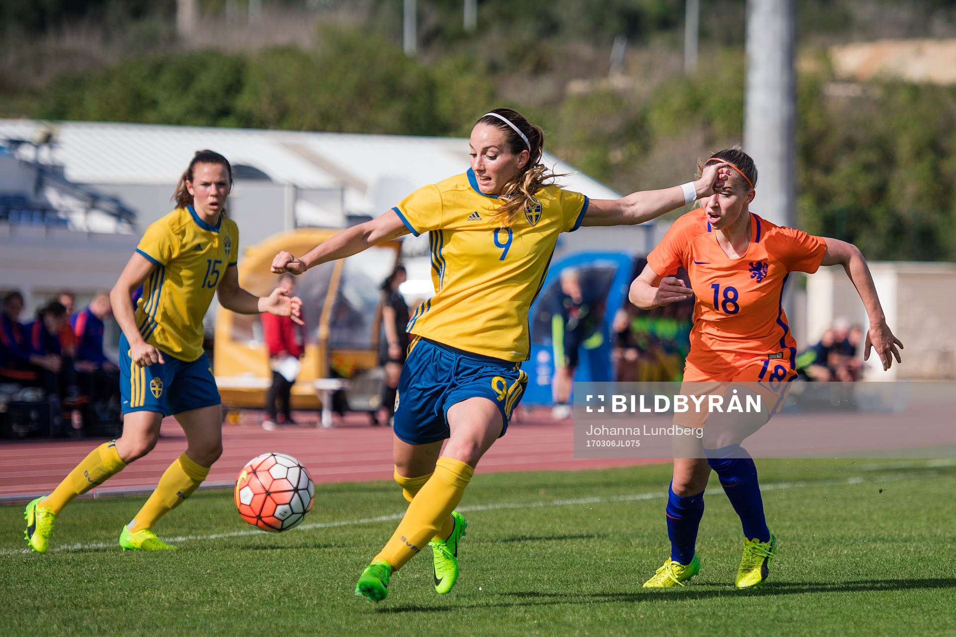 Sveriges Kosovare Asllani och Hollands Jackie Groenen