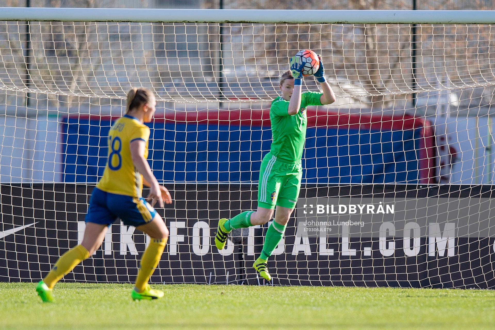 Sveriges målvakt Hedvig Lindahl under en fotbollsmatch i Algarve Cup mellan Sverige och Holland den 6 mars 2017 i Lagos.