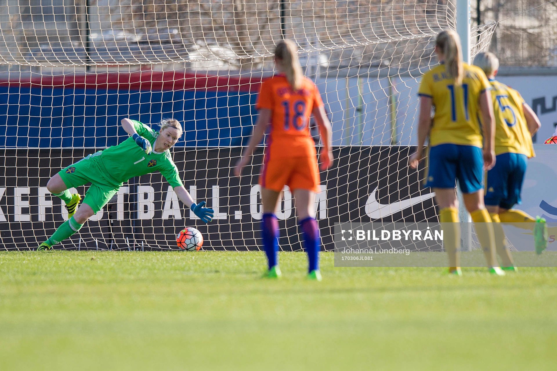 Sveriges målvakt Hedvig Lindahl släpper in en straff