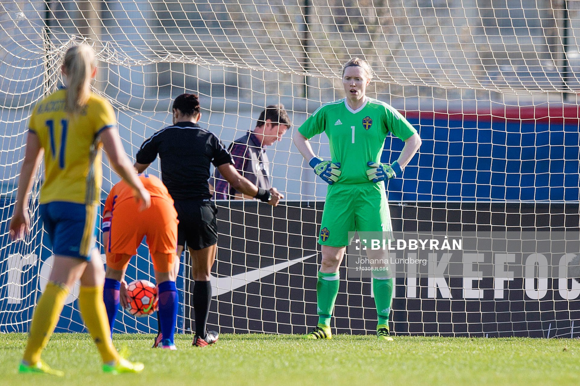 Sveriges målvakt Hedvig Lindahl gör sig redo för en