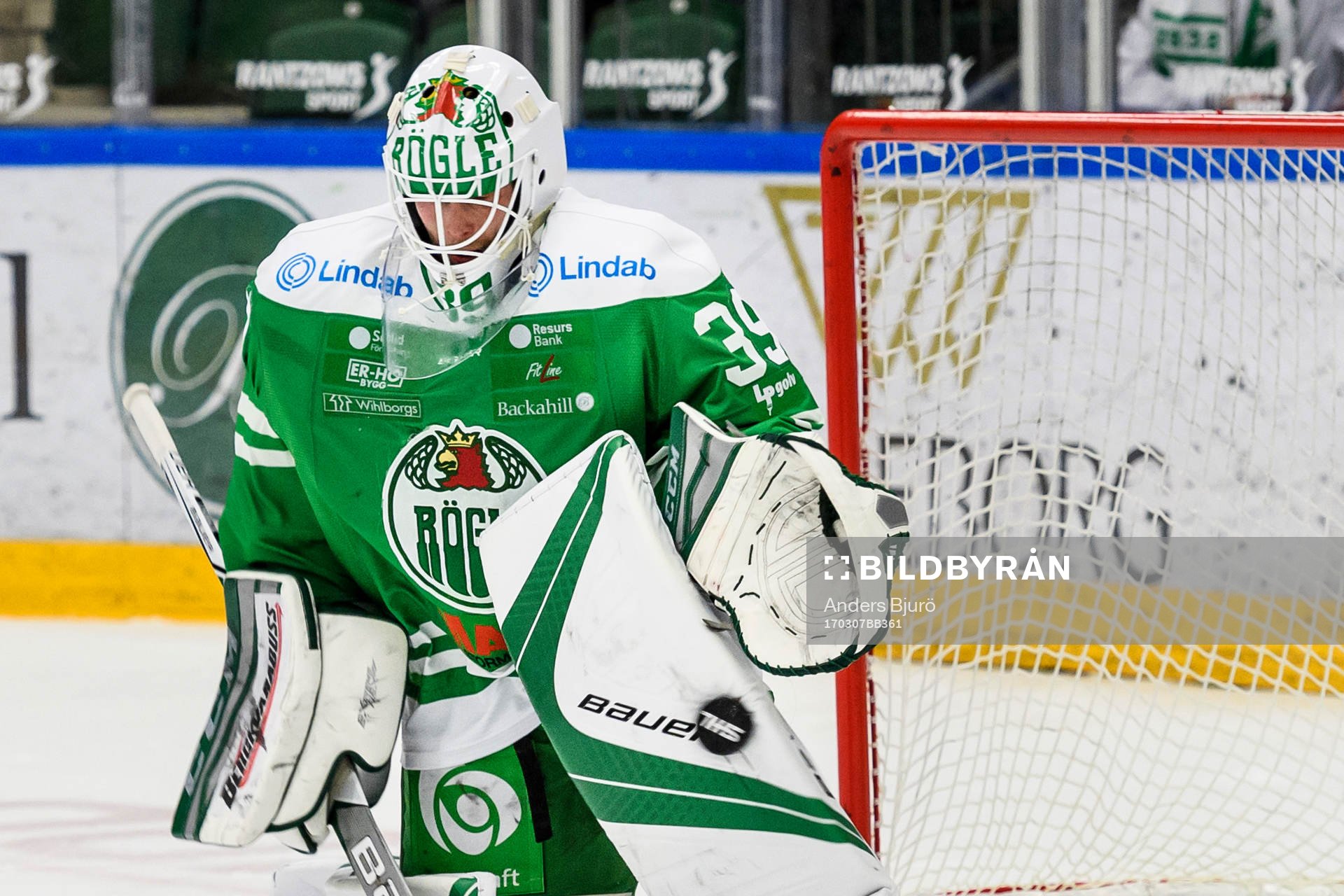 Rögles målvakt Anders Lindbäck med en räddning
