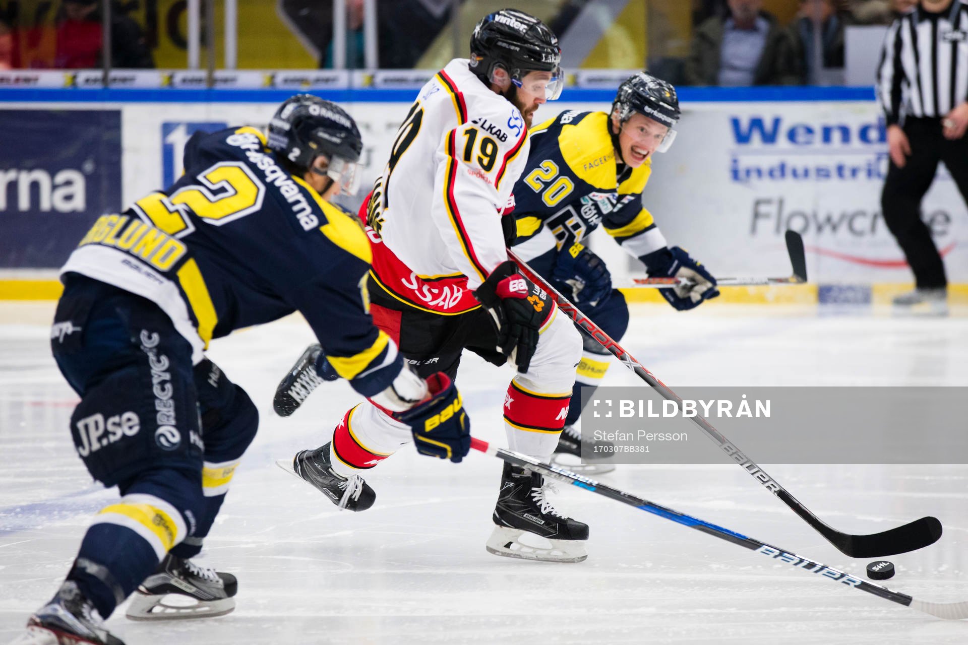 s Kristofer Berglund och Lawrence Pilut försvarar mot