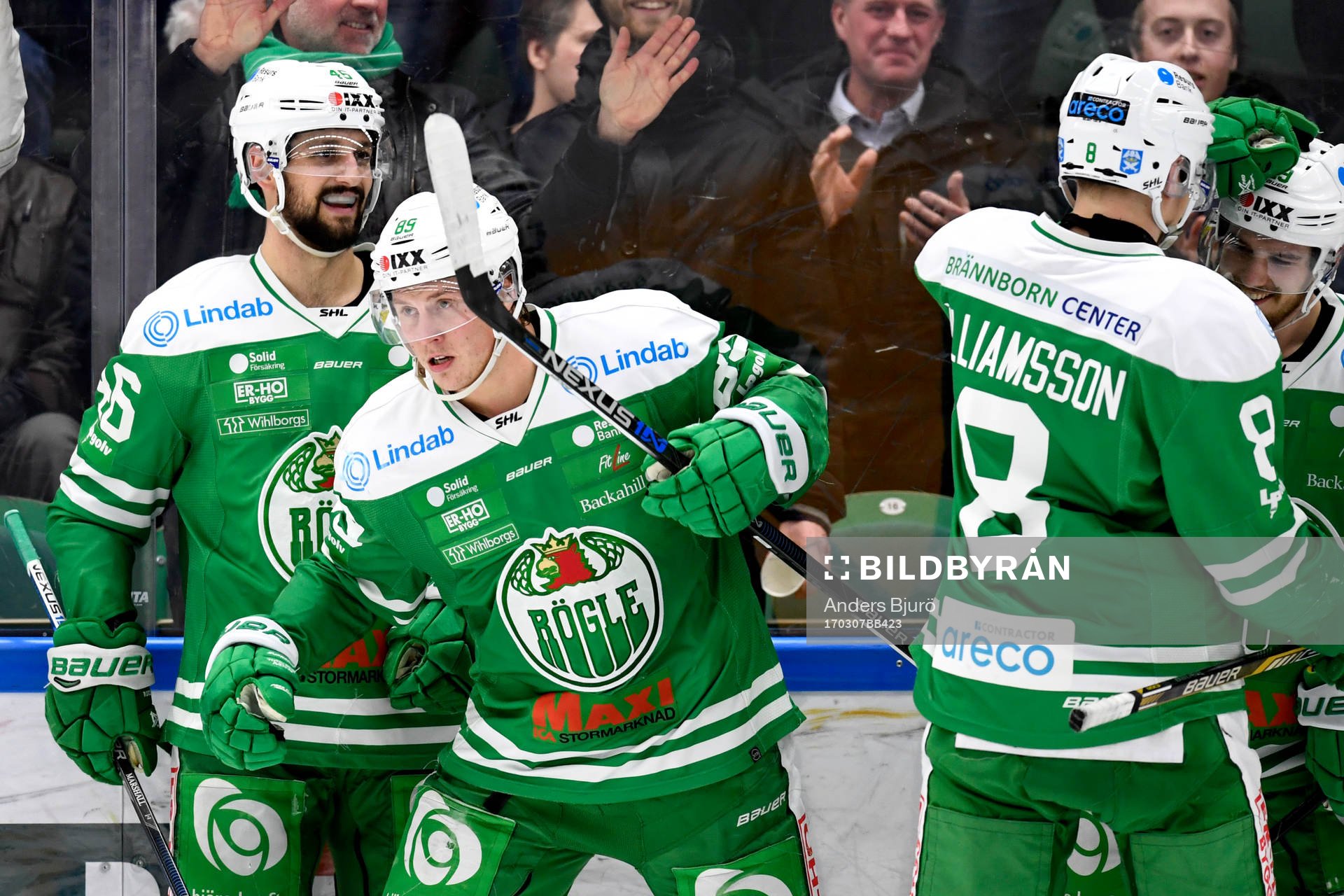 Rögles David Åslin jublar med lagkamrater