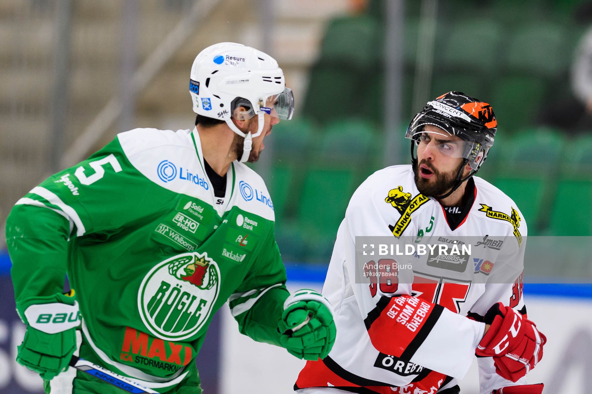 Rögles Alen Bibic och Örebros Lucas Lessio är arga på