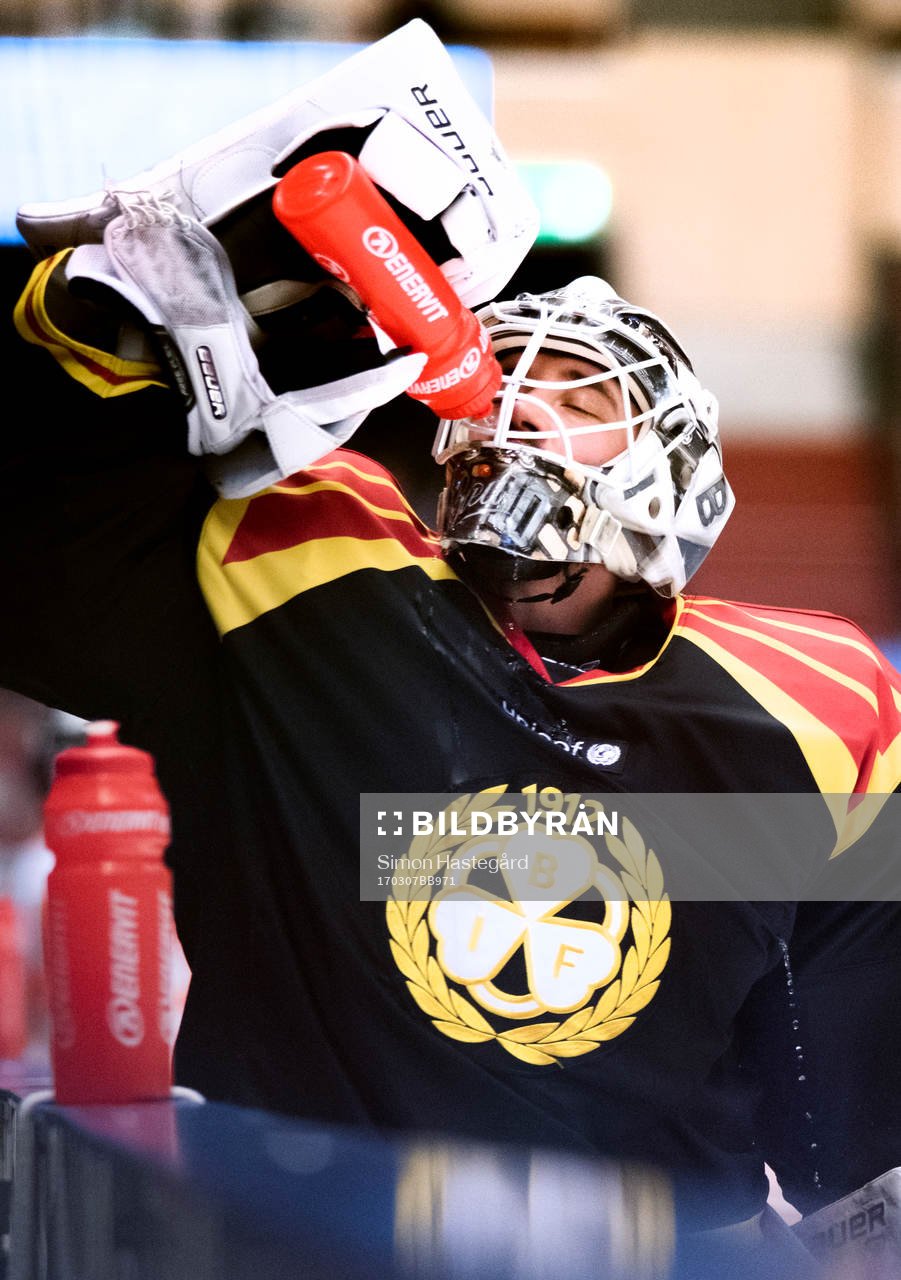 Brynäs målvakt David Rautio dricker vatten före