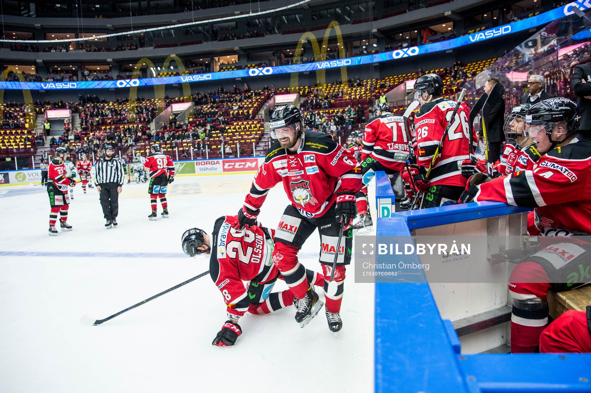 Malmö Redhawks Jens Olsson och Stefan Warg krockar