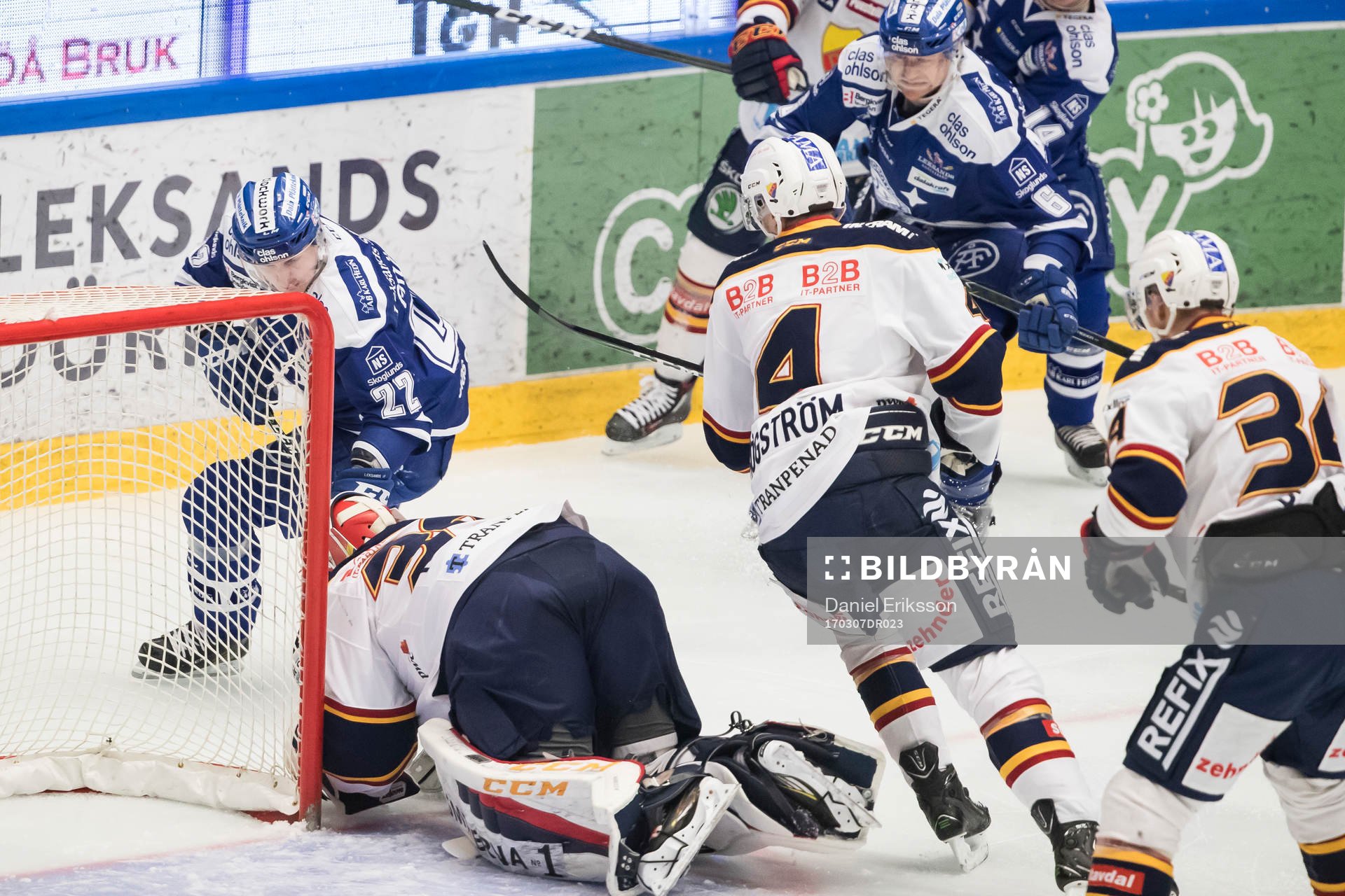 Djurgårdens målvakt Adam Reideborn blockerar pucken chans