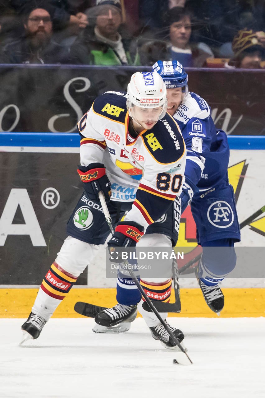 Leksands Lukas Ericsson jagar Djurgårdens Gustav Possler i