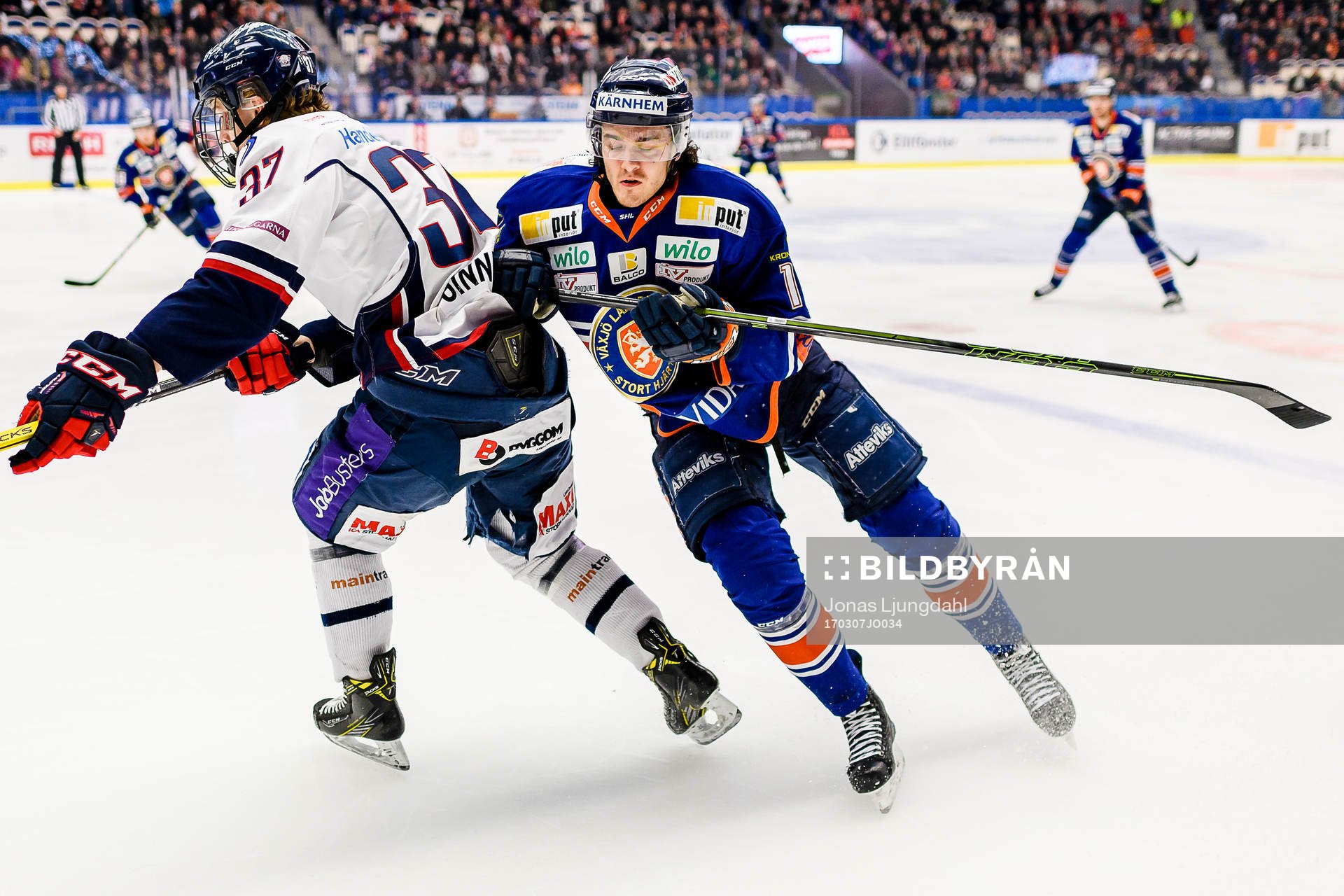 Växjös Dennis Everberg tacklar Linköpings Adam Ginning