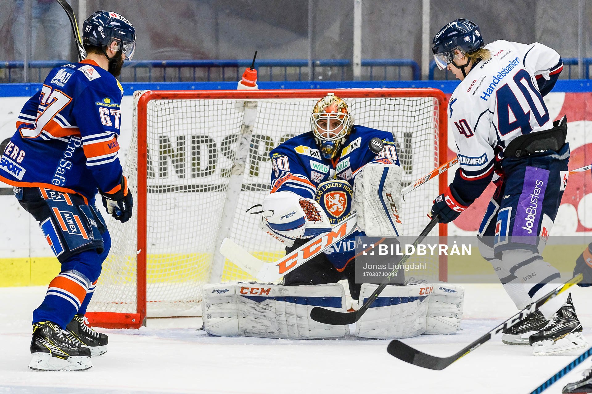 Växjös målvakt Joacim Eriksson stöter undan en puck