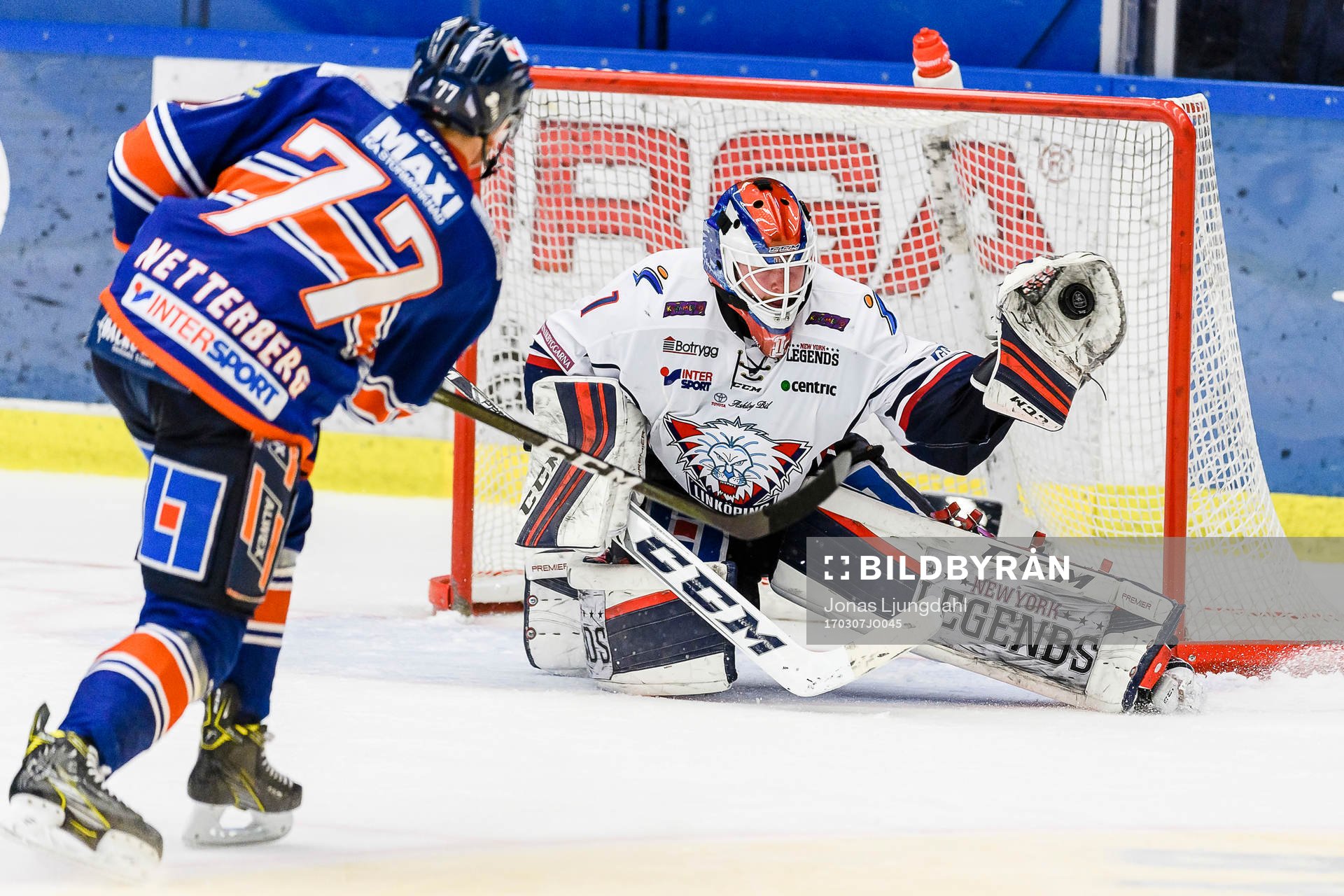 Linköpings målvakt Marcus Högberg plockar ett skott