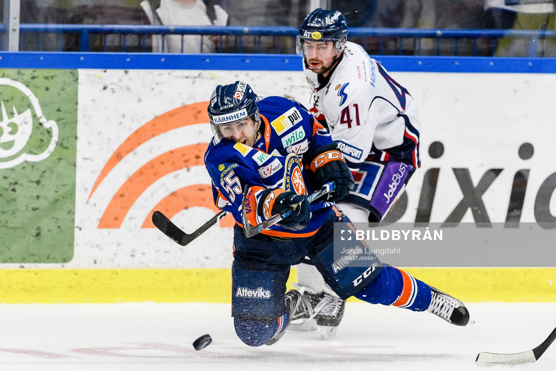 Växjös Nick Bailen rensar pucken