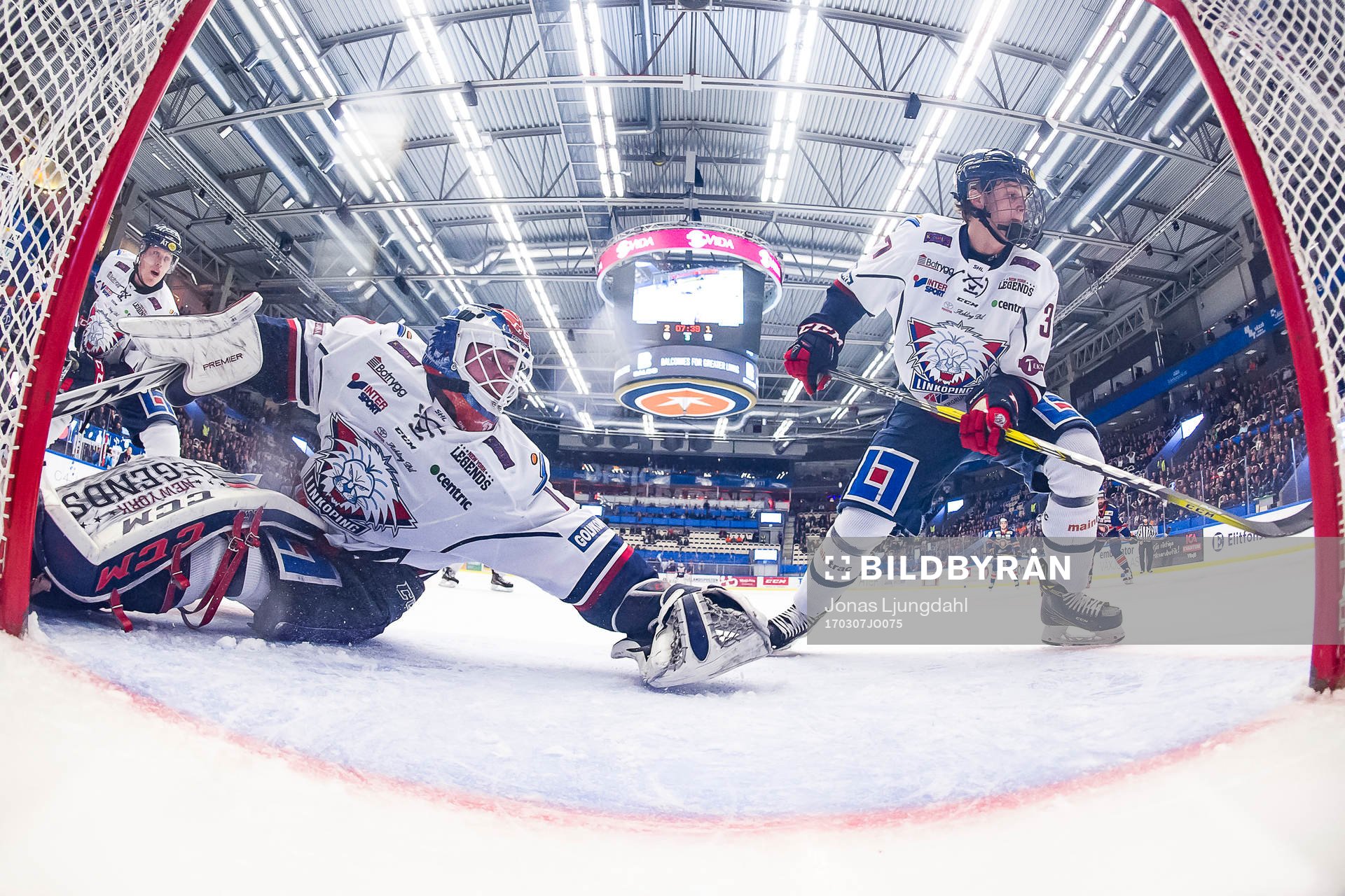 Linköpings målvakt Marcus Högberg och Adam Ginning